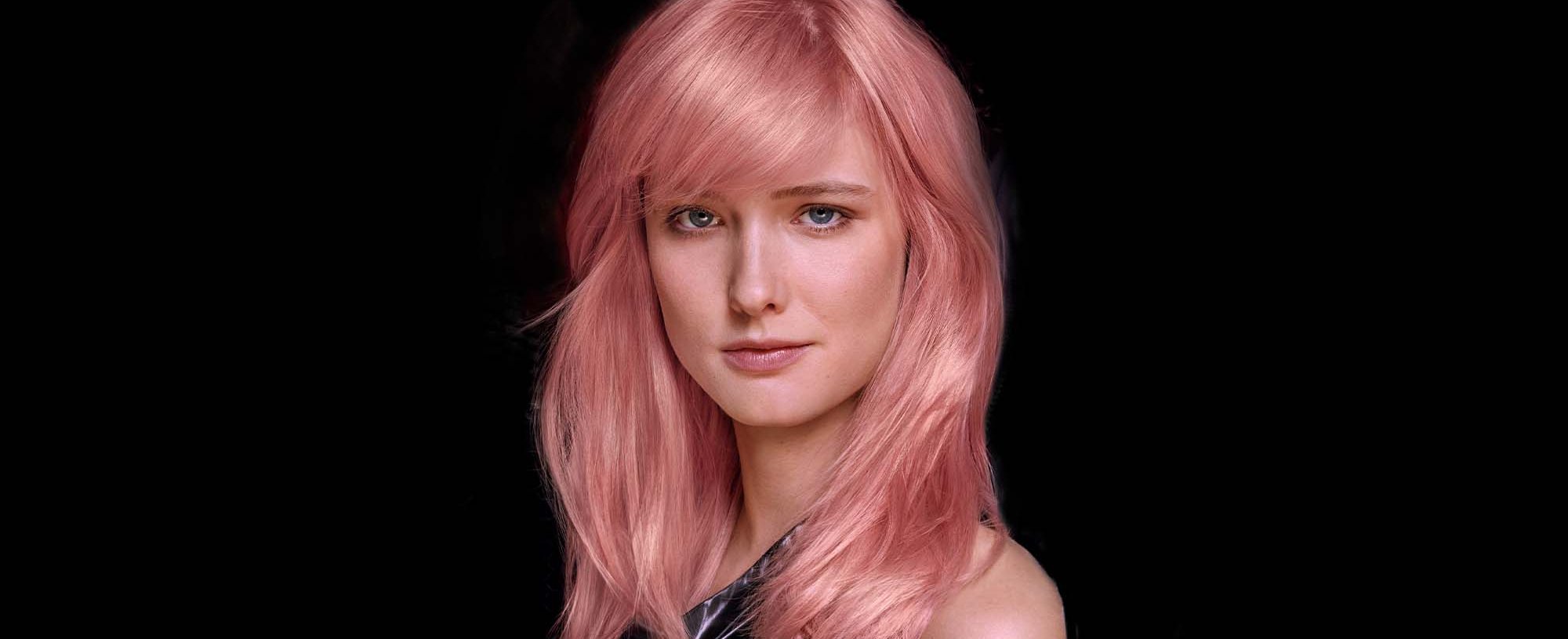 Header model met roze haar